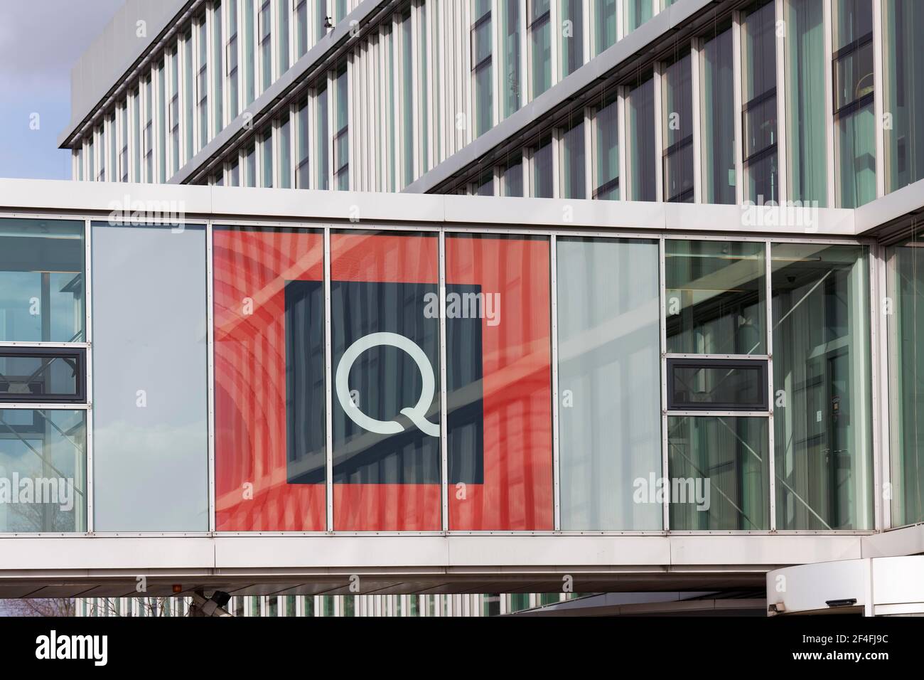 Logo QVC in der deutschen Zentrale, Teleshopping-Kanal, E-Commerce-Unternehmen, Düsseldorf Media Harbour, Düsseldorf, Nordrhein-Westfalen Stockfoto