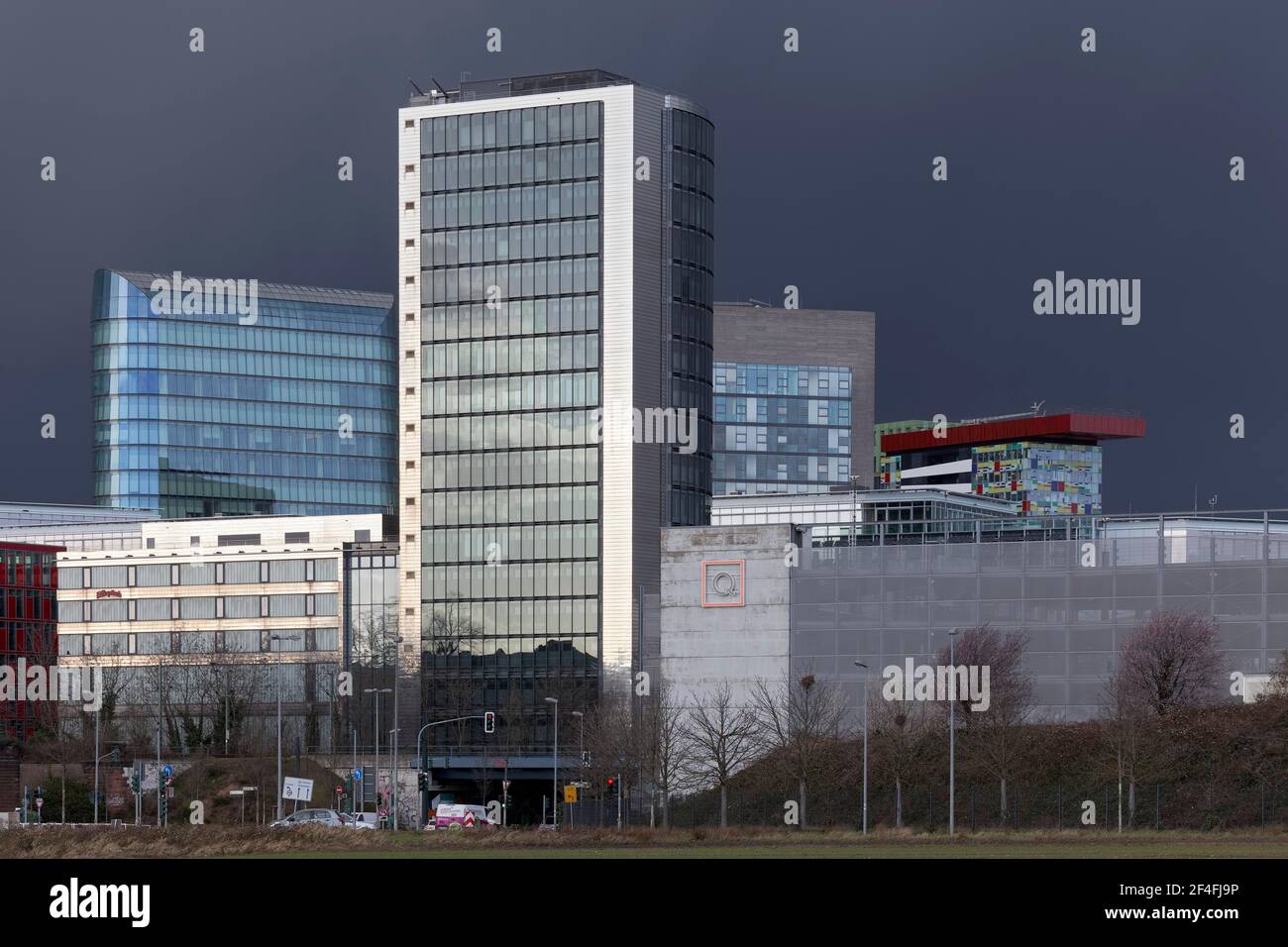 Düsseldorf Media Harbour Skyline, Media Tower Wolkenkratzer, stürmischer Himmel, Düsseldorf, Nordrhein-Westfalen, Deutschland Stockfoto