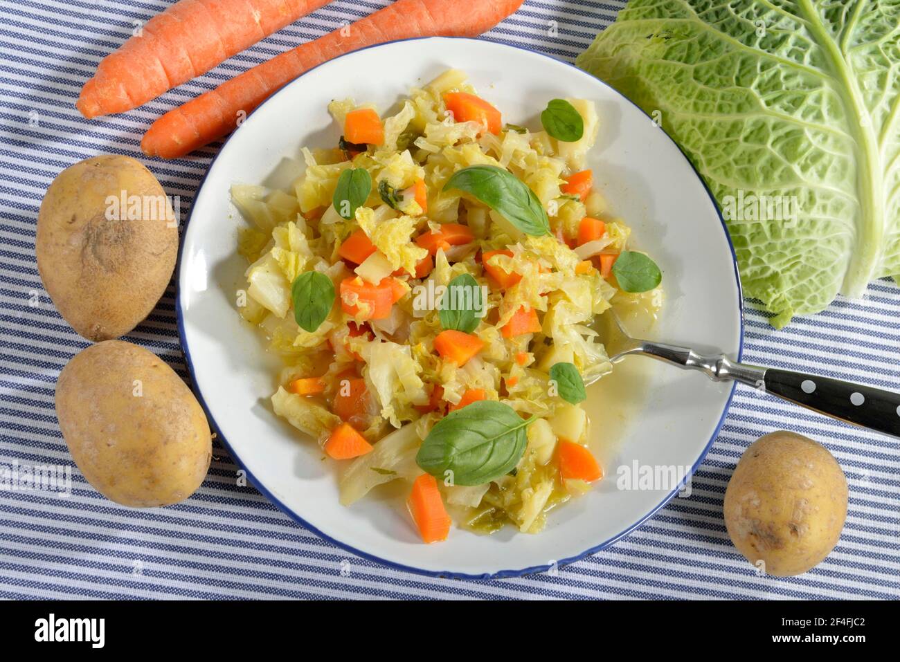 Wirsing-Kohl-Eintopf mit Karotten Stockfoto