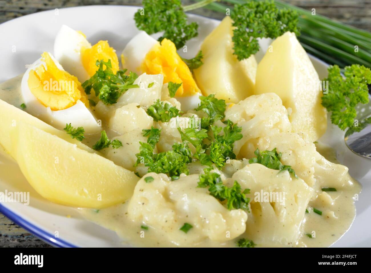 Kartoffeln und Blumenkohl in Kräutersauce Stockfoto