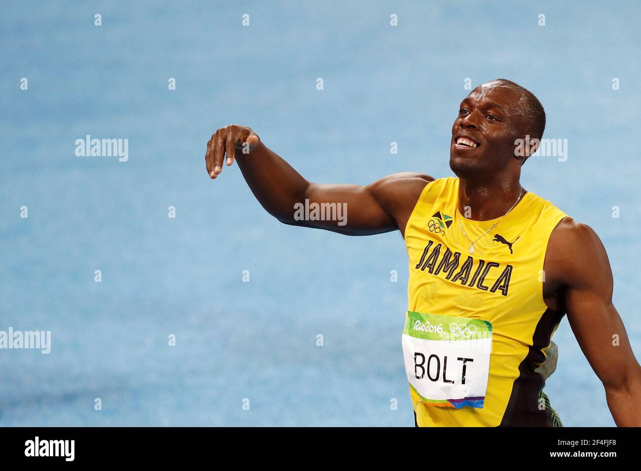 Usain Bolt aus Jamaika gewinnt bei den Olympischen Sommerspielen in Rio 2016 das 200-m-Sprintrennen, die Rennstrecke und das Feld mit der Goldmedaille. Stockfoto