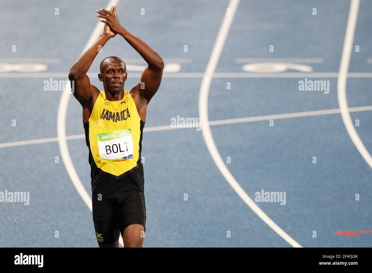 Usain Bolt aus Jamaika gewinnt bei den Olympischen Sommerspielen in Rio 2016 das 200-m-Sprintrennen, die Rennstrecke und das Feld mit der Goldmedaille. Stockfoto