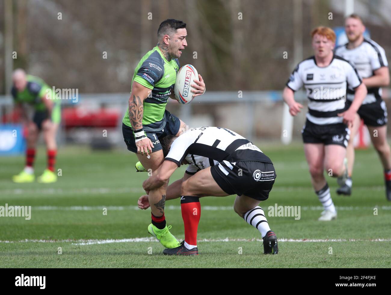 Rangi Chase von West Wales Raiders (links) wurde von Widnes Vikings' Matty Smith während des Betfred Challenge Cup-Spiels im Stebonheath Park, Llanelli, angegangen. Bilddatum: Sonntag, 21. März 2021. Stockfoto