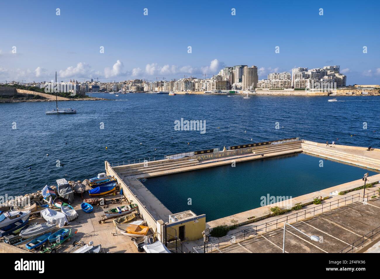 Malta, Valletta United Waterpolo Club Stellplatz Wasserbecken am Valletta Waterfront mit Blick über Marsamxett Hafen nach Sliema Stadt Stockfoto