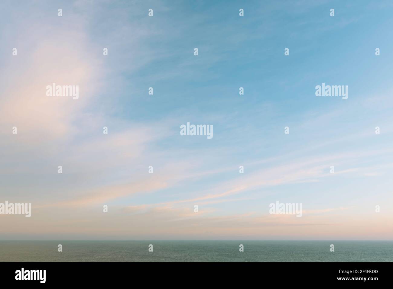 Blick über eine ruhige Nordsee auf eine farbenfrohe Frühlingsmorining von der Küste in Flamborough Head in Yorkshire, Großbritannien. Stockfoto