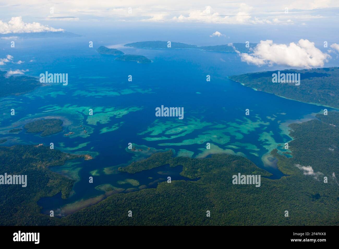 Inselwelt in der Nähe von Kaimana, Triton Bay, West Papua, Indonesien Stockfoto