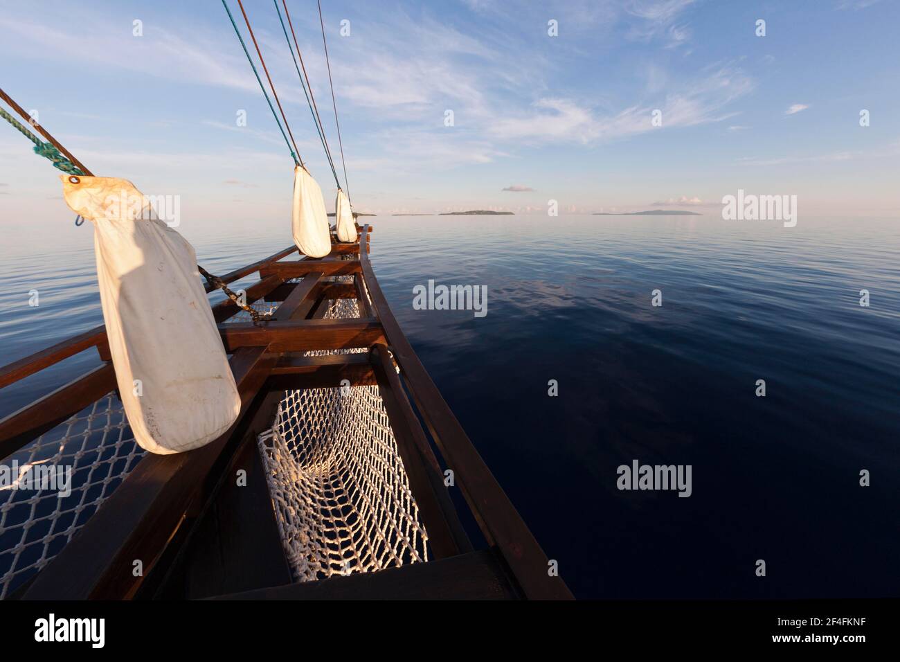 Mit dem Boot in Triton Bay, West Papua, Indonesien Stockfoto