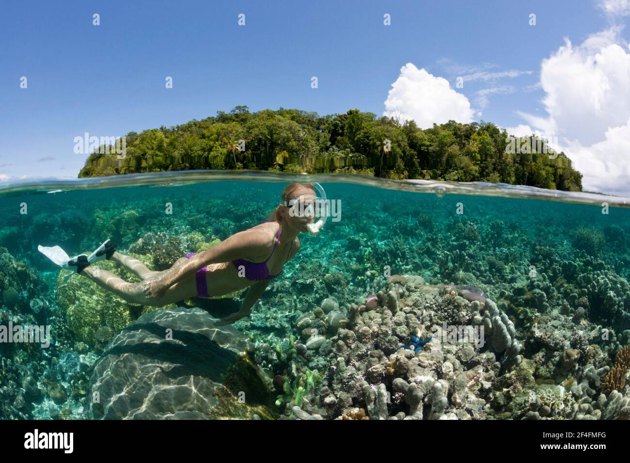 Schnorcheln im seichten Wasser, Marovo Lagune, Salomonen Stockfoto