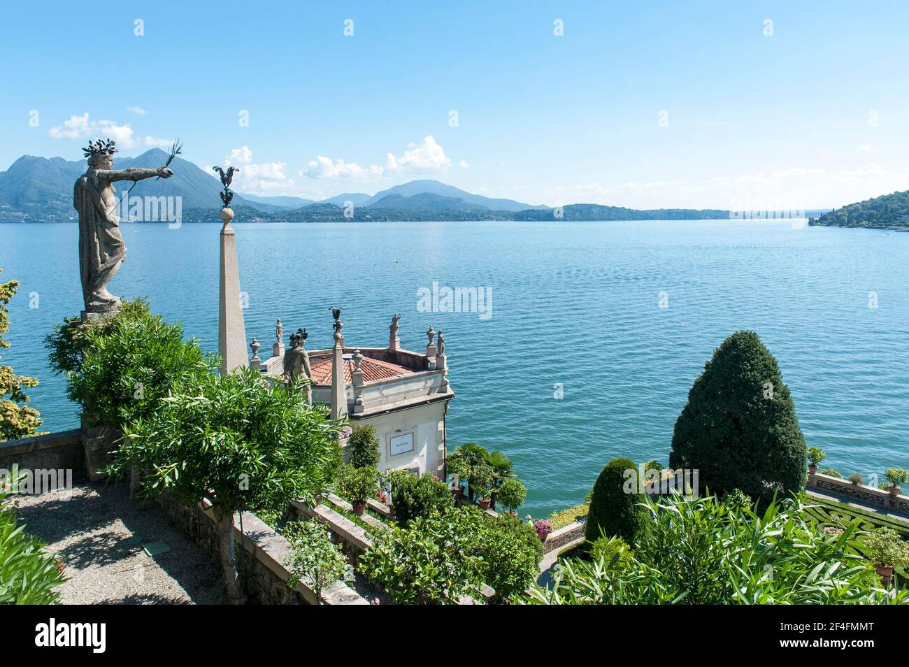 Statue und Pavillon, Gartenterrasse am See, Italienischer Garten Giardino d'Amore, Isola Bella, Borromäische Inseln, Lago Maggiore, Provinz von Stockfoto