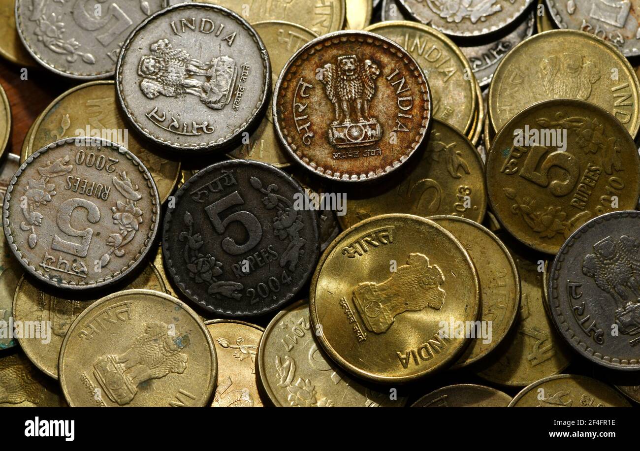 Indische Münzen Bilder. Münzen in Indien werden derzeit in Stückelungen von einer Rupie, zwei Rupien und fünf Rupien, 10 Rupien ausgegeben. Stockfoto