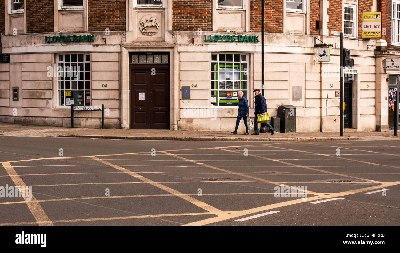 Epsom London UK, March21 2021, High Street Branch of Lloyds Bank, mit eingeschränkten Öffnungszeiten aufgrund von Covid-19 Coronavirus Lockdown Stockfoto