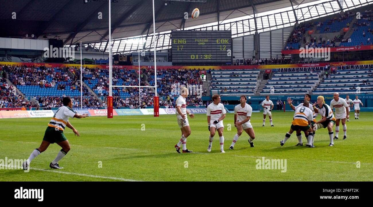 COMMONWEALTH GAMES MANCHESTER 2/8/2002 RUGBY 7'S ENGLAND V COOK ISLANDS VASE SAMANIA THROW'S IN DAS LINIENBILD DAVID ASHDOWN.COMMONWEALTH SPIELE MANCHESTER Stockfoto