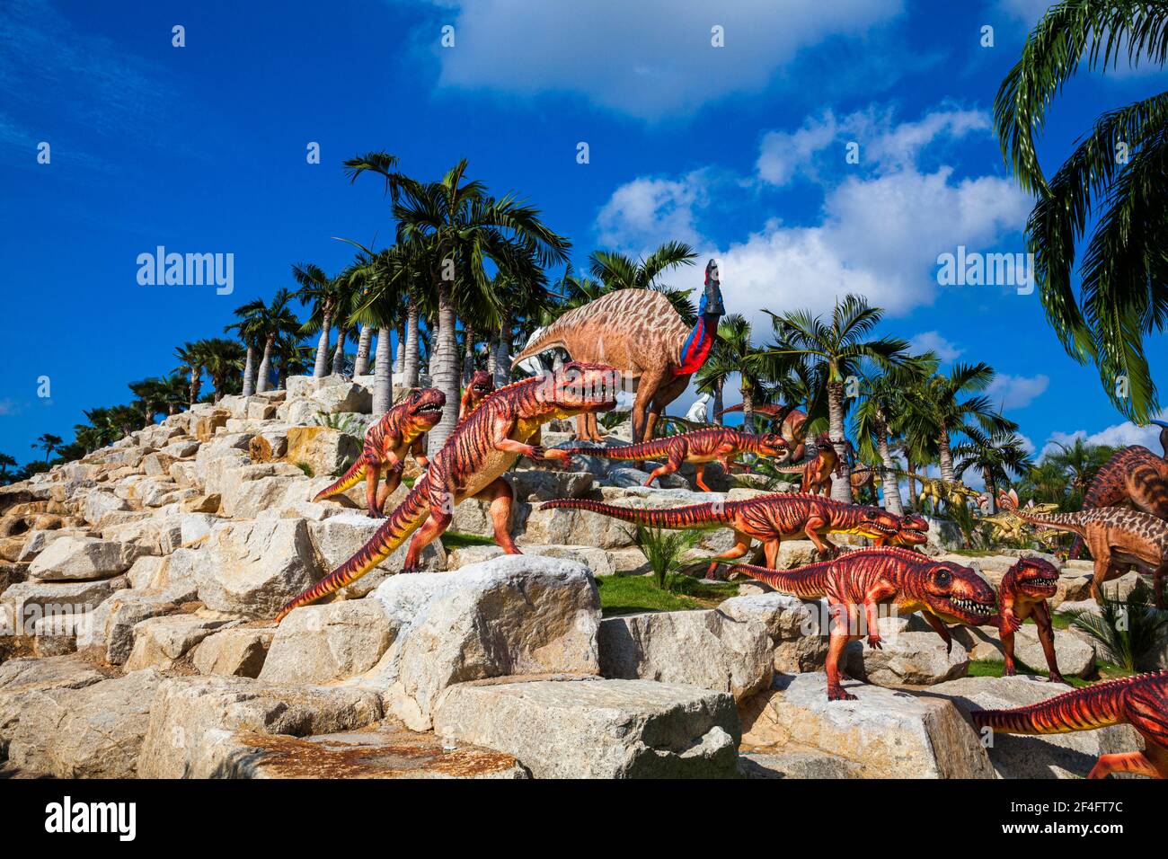 Nong Nooch Garden, PATTAYA, THAILAND - 1. April 2020: Dinosaur Valley? In Nong Nooch Tropical Botanical Garden, Pattaya, Thailand. Stockfoto