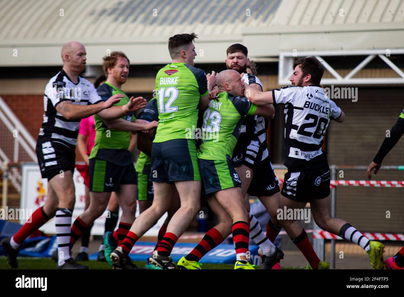 Llanelli, Großbritannien. März 2021, 21st. Jamie Murphy von West Wales Raiders (C) wird nach einem gefährlichen Tip-Tackle von Owen Buckley konfrontiert. Betfred Challenge Cup, Round One Match, West Wales Raiders gegen Widnes Vikings im Stebonheath Park in Llanelli, Wales am Sonntag, 21st. März 2021. Dieses Bild darf nur für redaktionelle Zwecke verwendet werden. Nur redaktionelle Verwendung, Lizenz für kommerzielle Nutzung erforderlich. Keine Verwendung in Wetten, Spiele oder ein einzelner Club / Liga / Spieler Publikationen. PIC von Lewis Mitchell / Andrew Orchard Sport Fotografie / Alamy Live News Kredit: Andrew Orchard Sport Fotografie / Alamy Live News Stockfoto