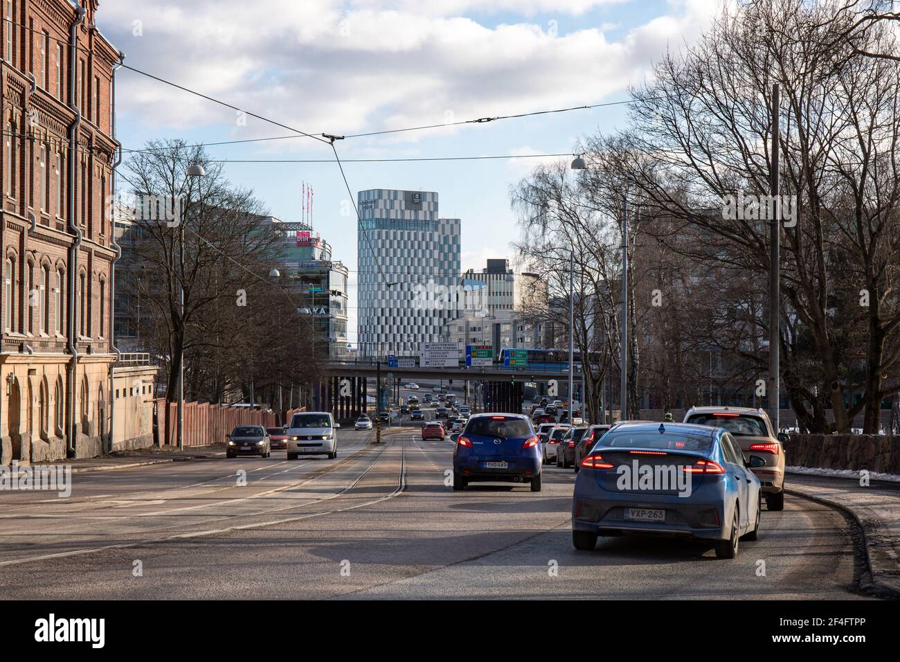 Mechelininkatu mit Clarion Hotel im Hintergrund in Helsinki, Finnland Stockfoto