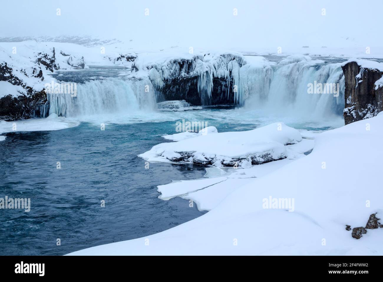 Goðafoss Wasserfall-Komplex während der Winterbedingungen zeigt die 12 Meter Drop voller Eis Features auf dem Fluss Skjálfandafljót in Island Stockfoto