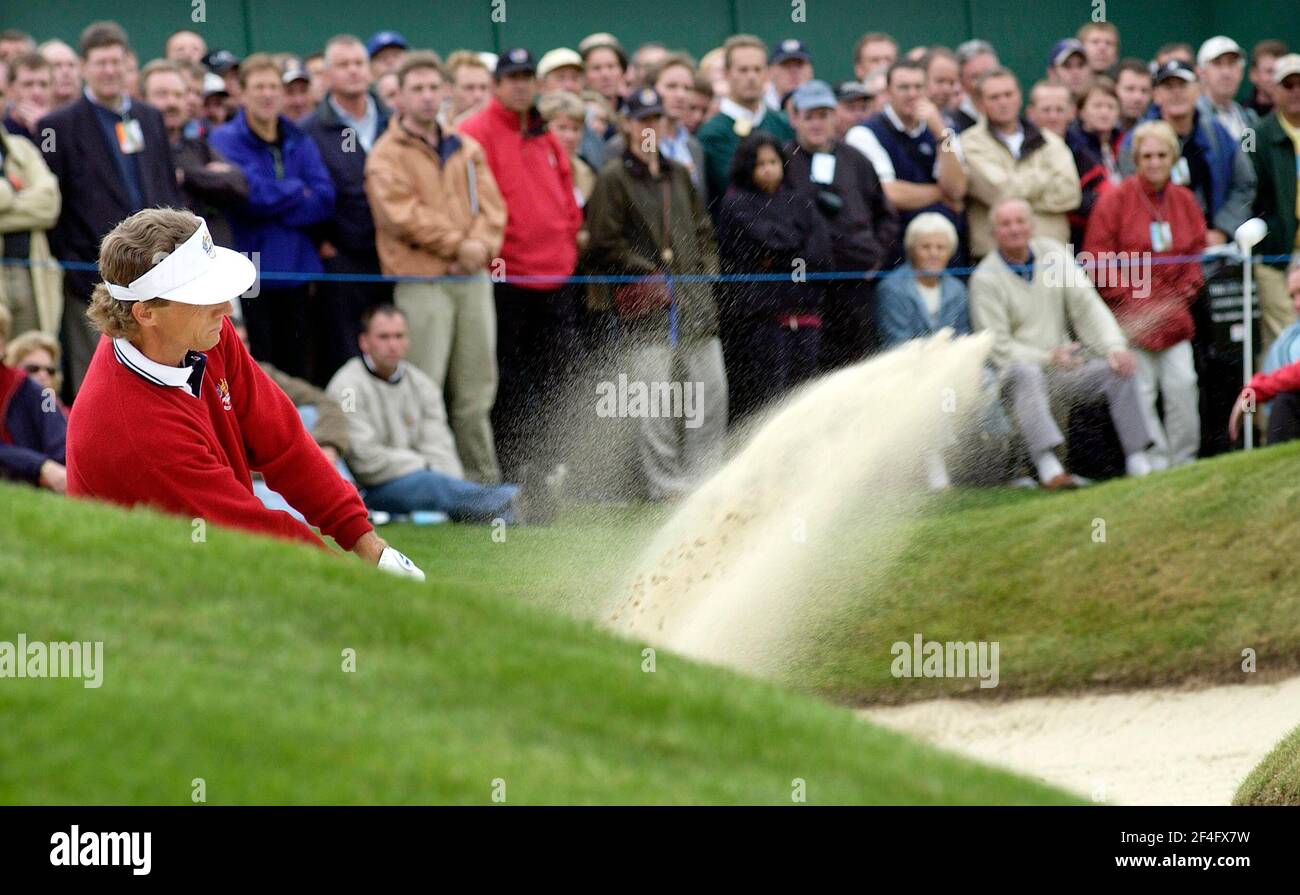 RYDER CUP 2002 AM GLOCKENTURM FOURBALL LANGER BUNKER VON DIE 15TH GRÜN DAS LOCH, AUF DEM SIE DAS SPIEL GEWONNEN HABEN 27/9/2002 BILD DAVID ASHDOWN.RYDER CUP GLOCKENTURM 2002 Stockfoto