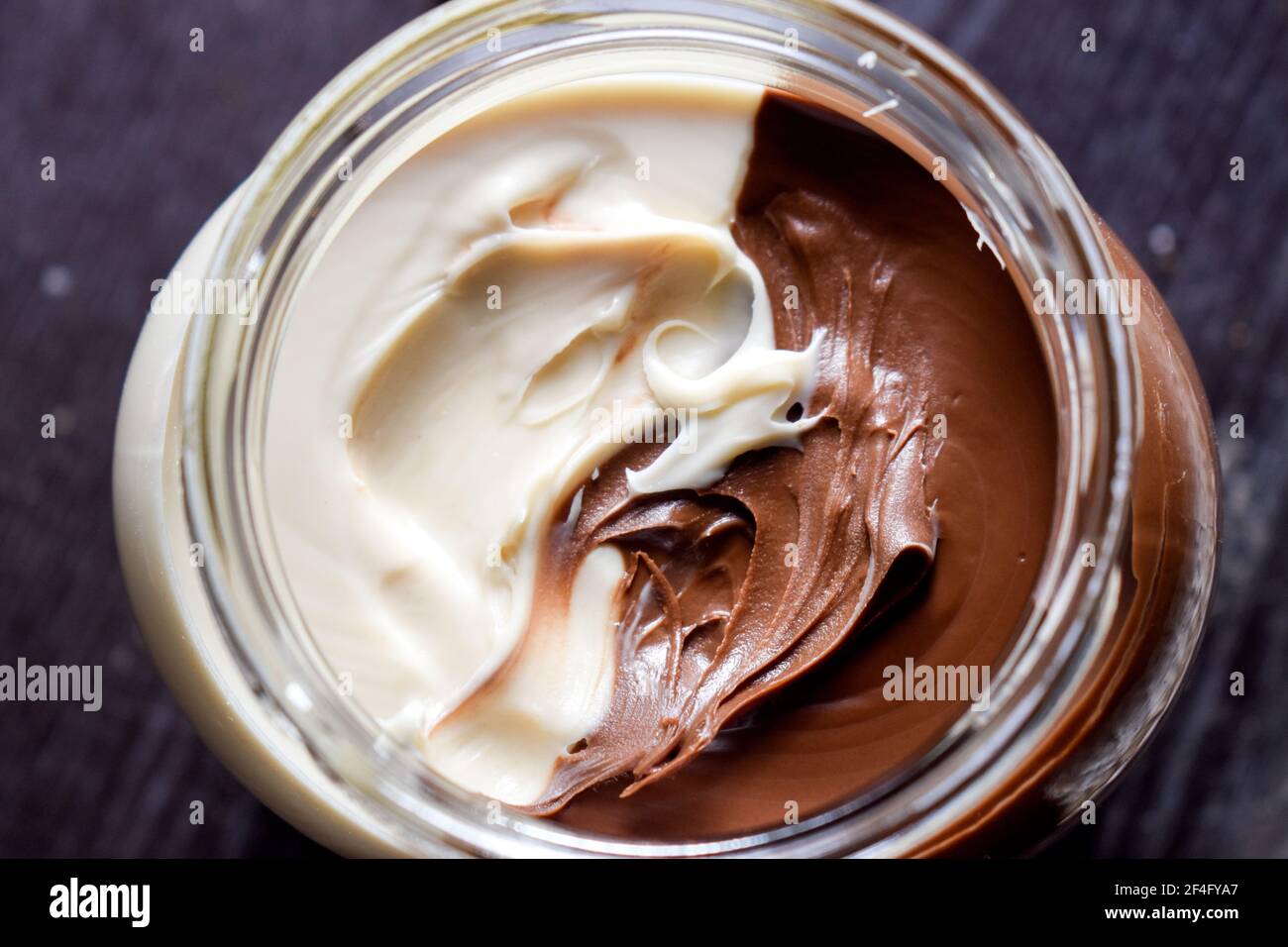 Braune und weiße Schokolade in einem Glas in der Nähe aufstreuen  Stockfotografie - Alamy
