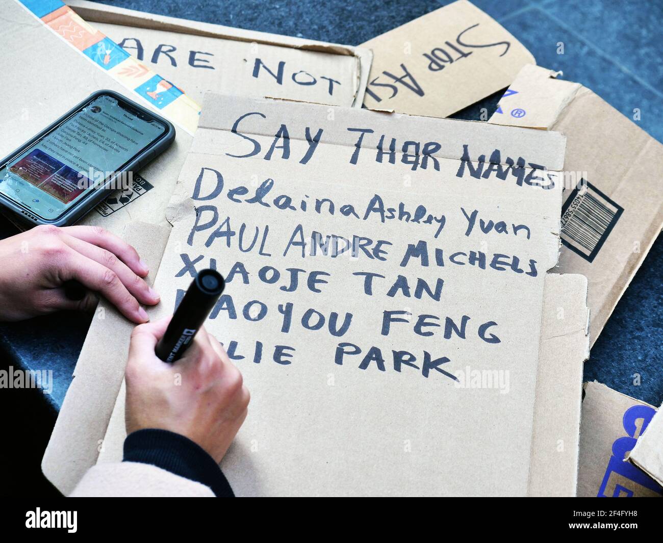 New York New York Usa Marz 2021 20th Plakate Und Schilder Am Times Square In Safewalks Machen Marschieren Von Midtown Nach Chinatown Um Gegen Die Gewalt Gegen Asiaten Zu Protestieren Quelle Milo
