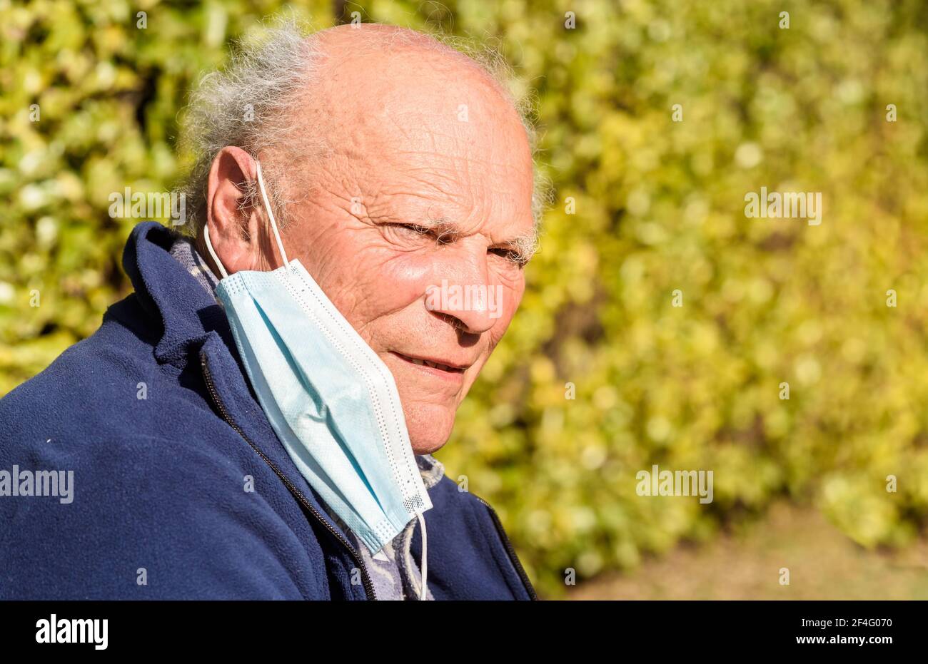 Porträt eines älteren Mannes mit medizinischer Schutzmaske vor einer Coronavirus-Pandemie. Konzept der Gefahr des Coronavirus für ältere Menschen. Stockfoto