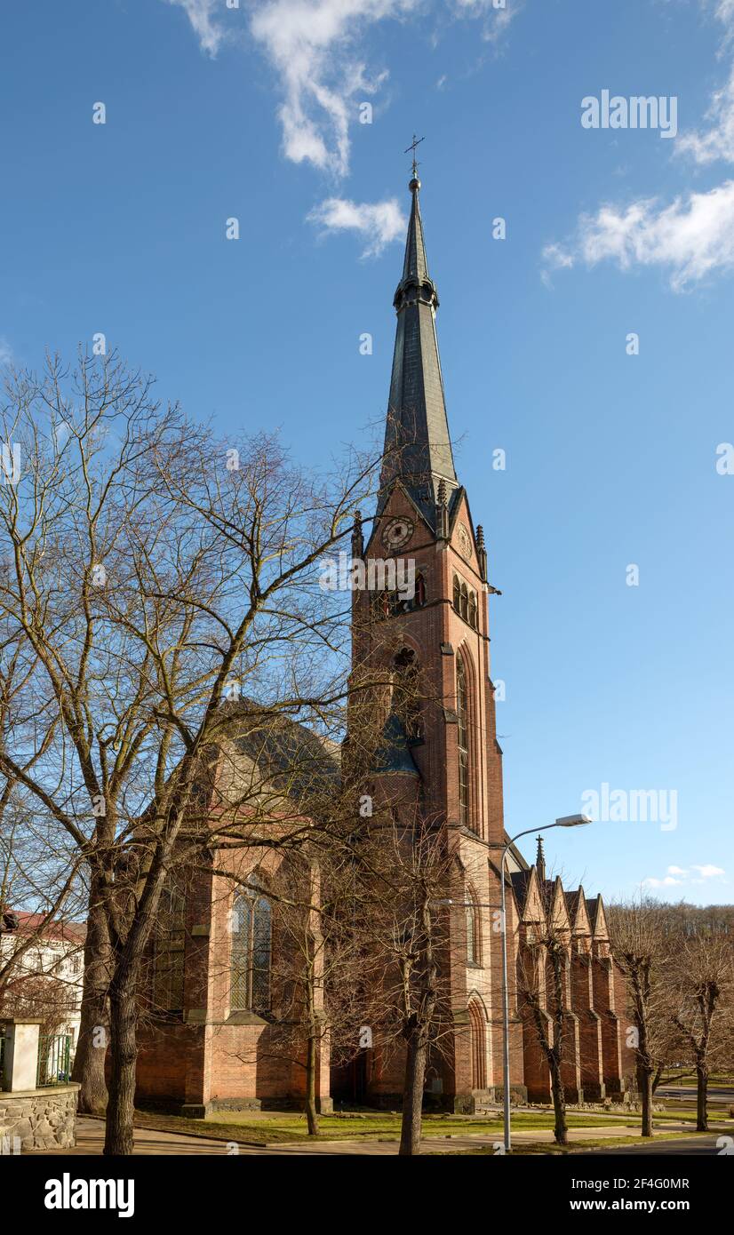 Ansicht der alten neugotischen katholischen Kirche der Hl. Elisabeth von Ungarn von der Nordseite in Teplice, Tschechische Republik. Stockfoto