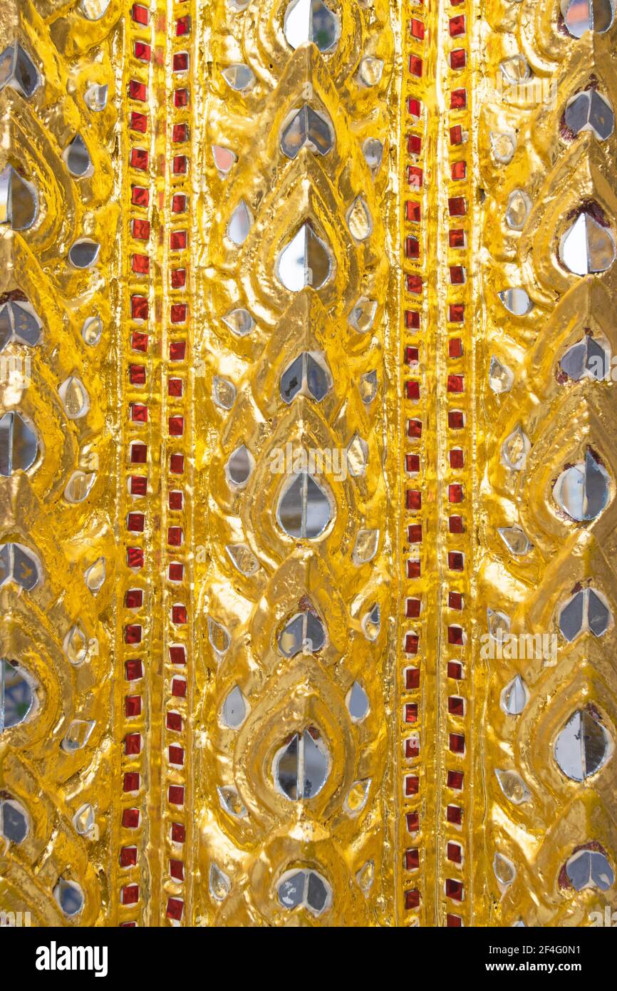 Geschnitzt in Gold für die Dekoration Türen, Fenster, setzt Thailand Stil  Stockfotografie - Alamy