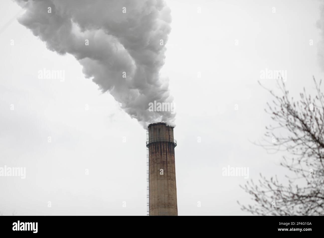 Schornstein eines Kraftwerks während eines kalten Wintertages in Bukarest. Stockfoto