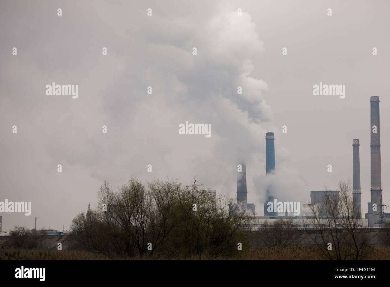 Wärmekraftwerk während eines kalten Wintertages in Bukarest. Stockfoto