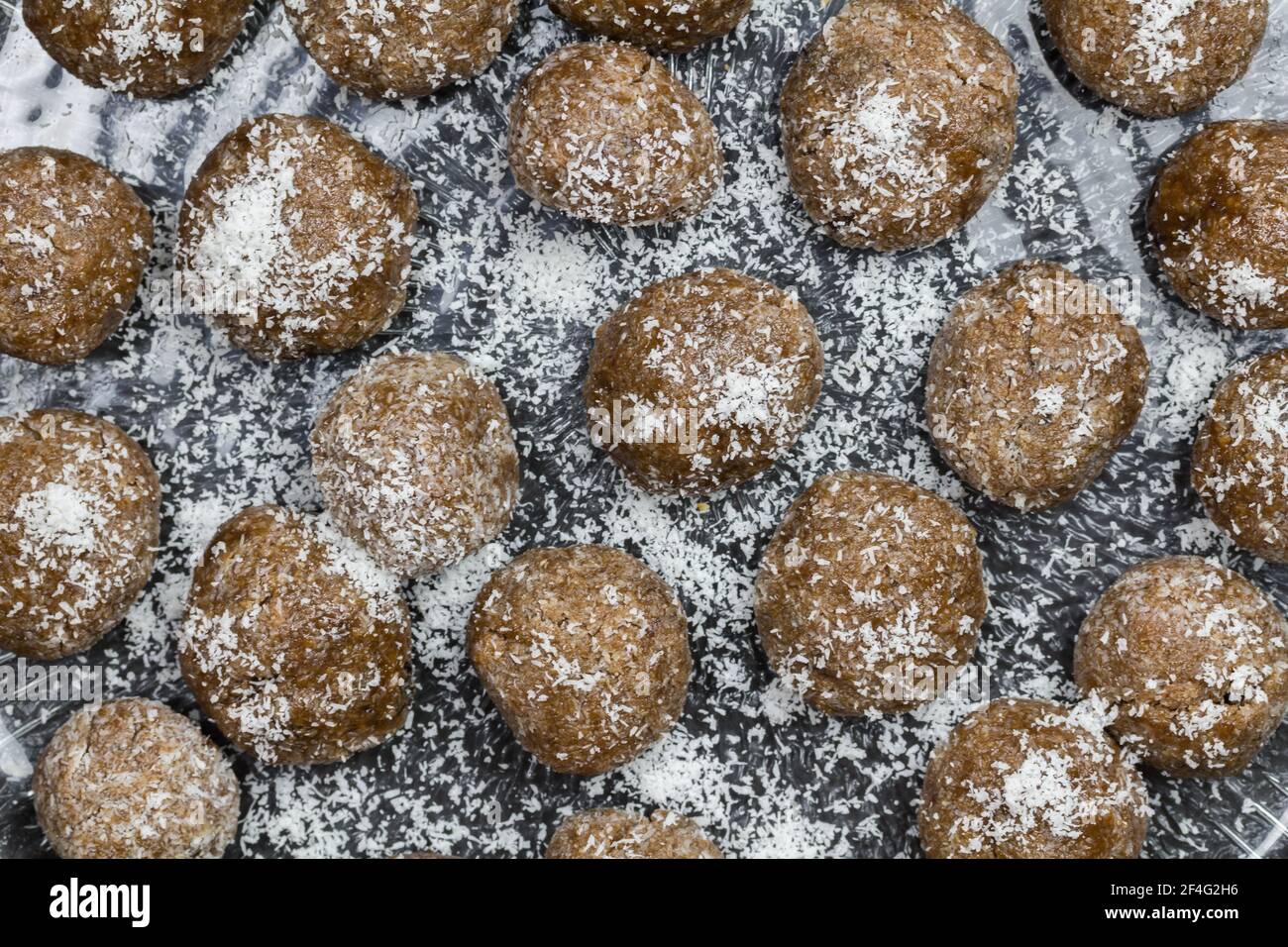 Viele Dattel Kugeln schließen mit Kokosnuss-Streuseln - top Sehen Sie Foto von traditionellen süßen Datter Snack Stockfoto