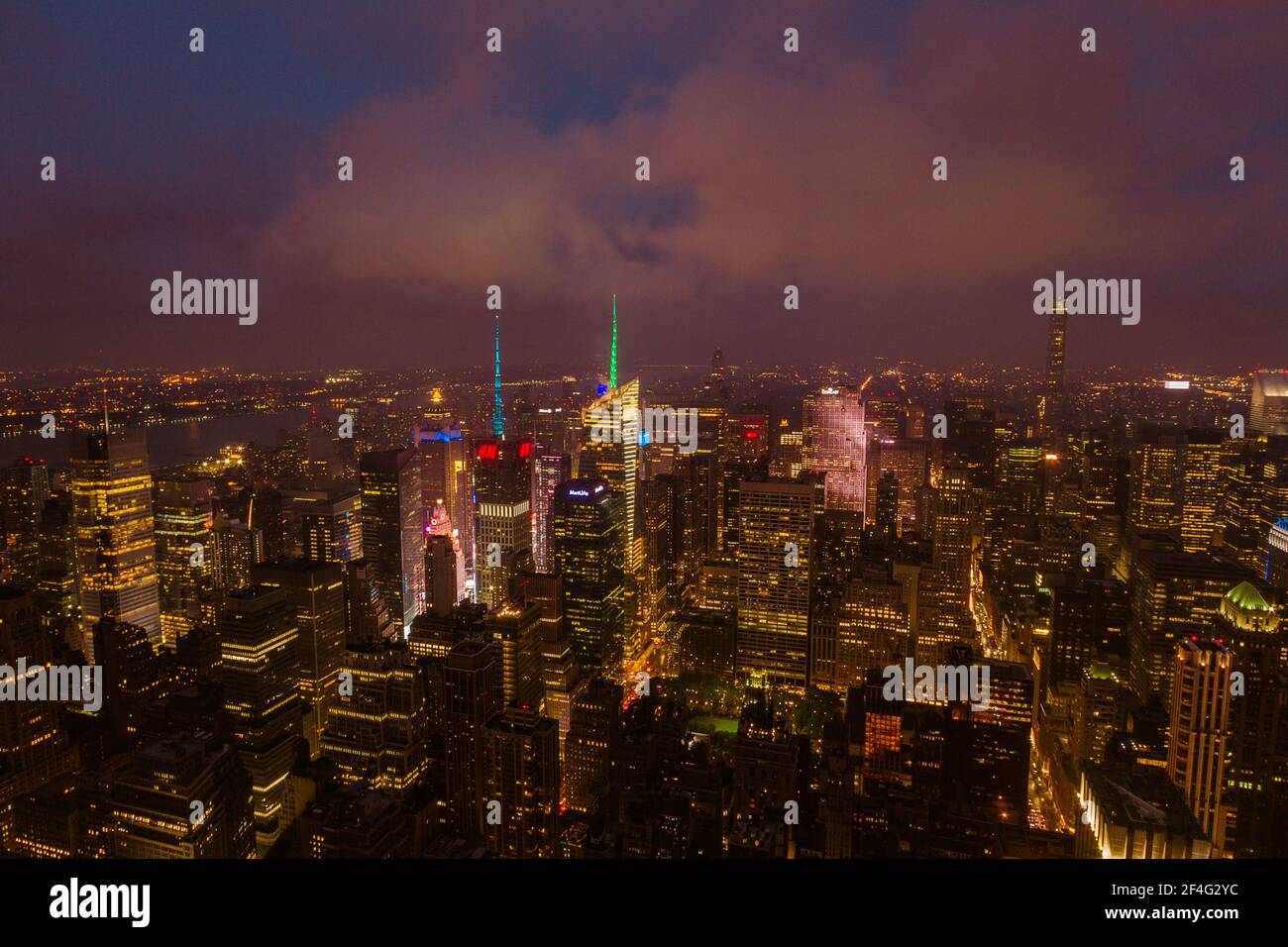 Blick auf die Skyline des Empire State Building in einer regnerischen Nacht Stockfoto