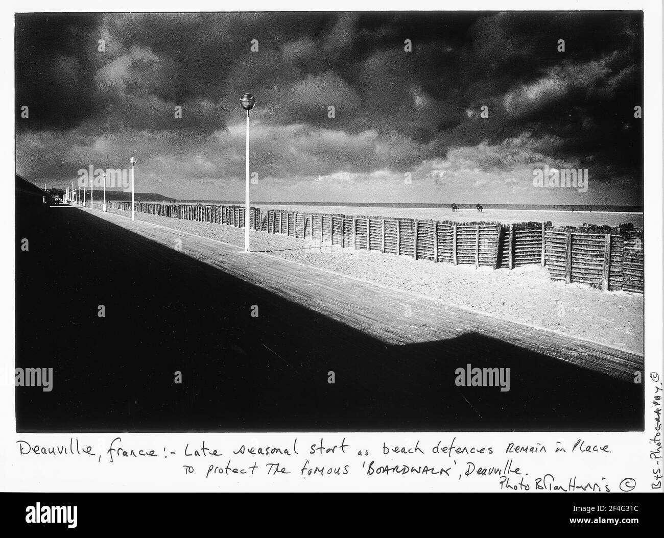Spätfrühling in Deaville in Frankreich wo der Winterstrand Die Verteidigung bleibt vorhanden, um den berühmten Boardwalk zu schützen Stockfoto