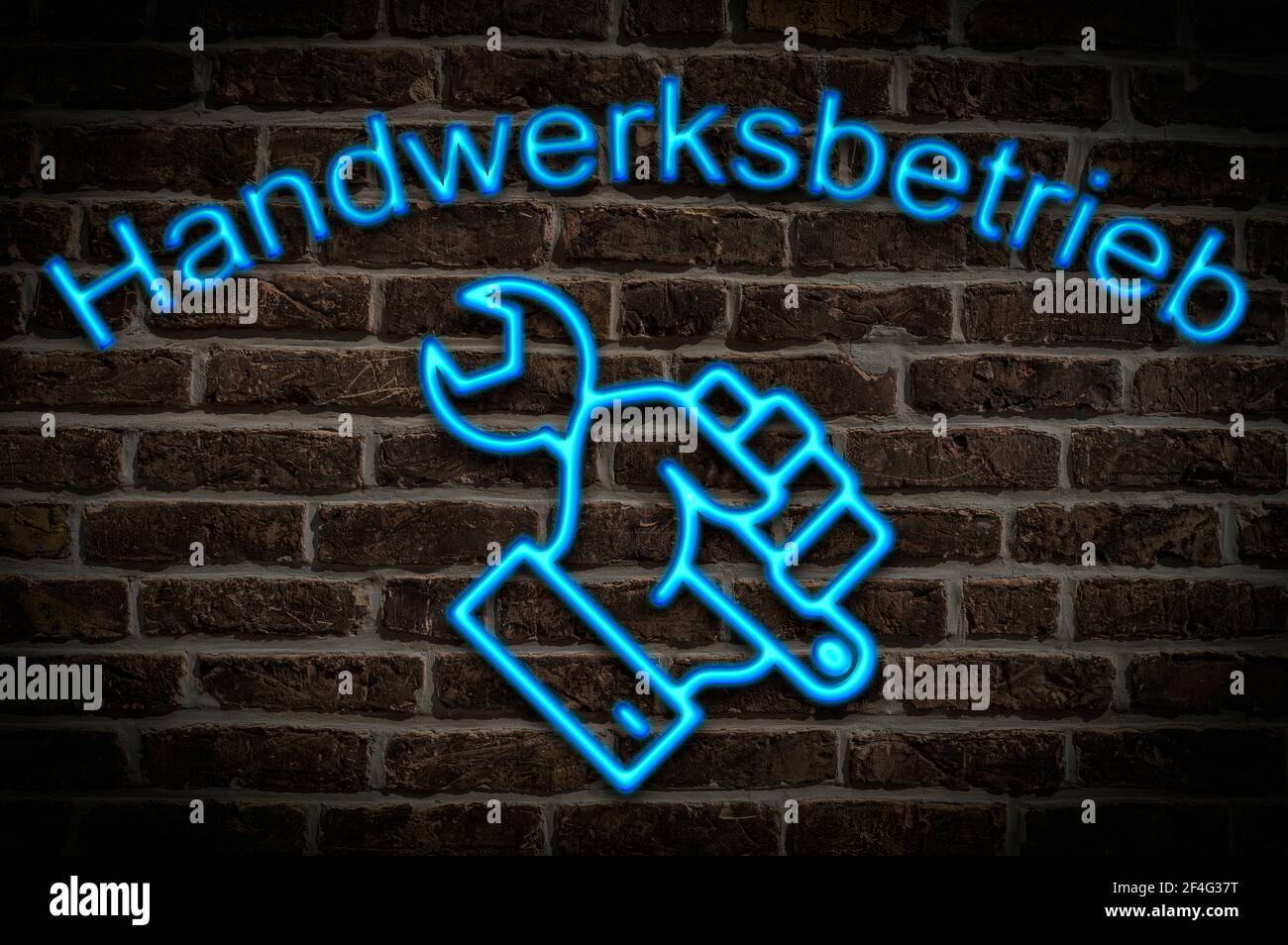 Leuchttreklame für einen Handwerksbetrieb, ein Maulschlüssel wird in der Hand gehalten Anzeige für ein Handwerksbetrieb, ein Schraubenschlüssel Stockfoto