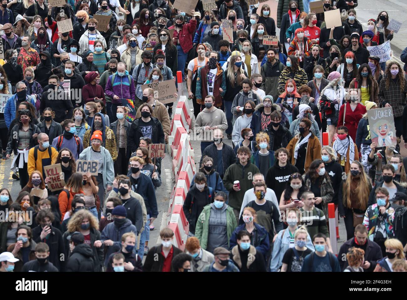 Menschen nehmen an einem "Kill the Bill"-Protest in Bristol Teil und demonstrieren gegen das umstrittene Polizei- und Verbrechensgesetz der Regierung. Bilddatum: Sonntag, 21. März 2021. Stockfoto