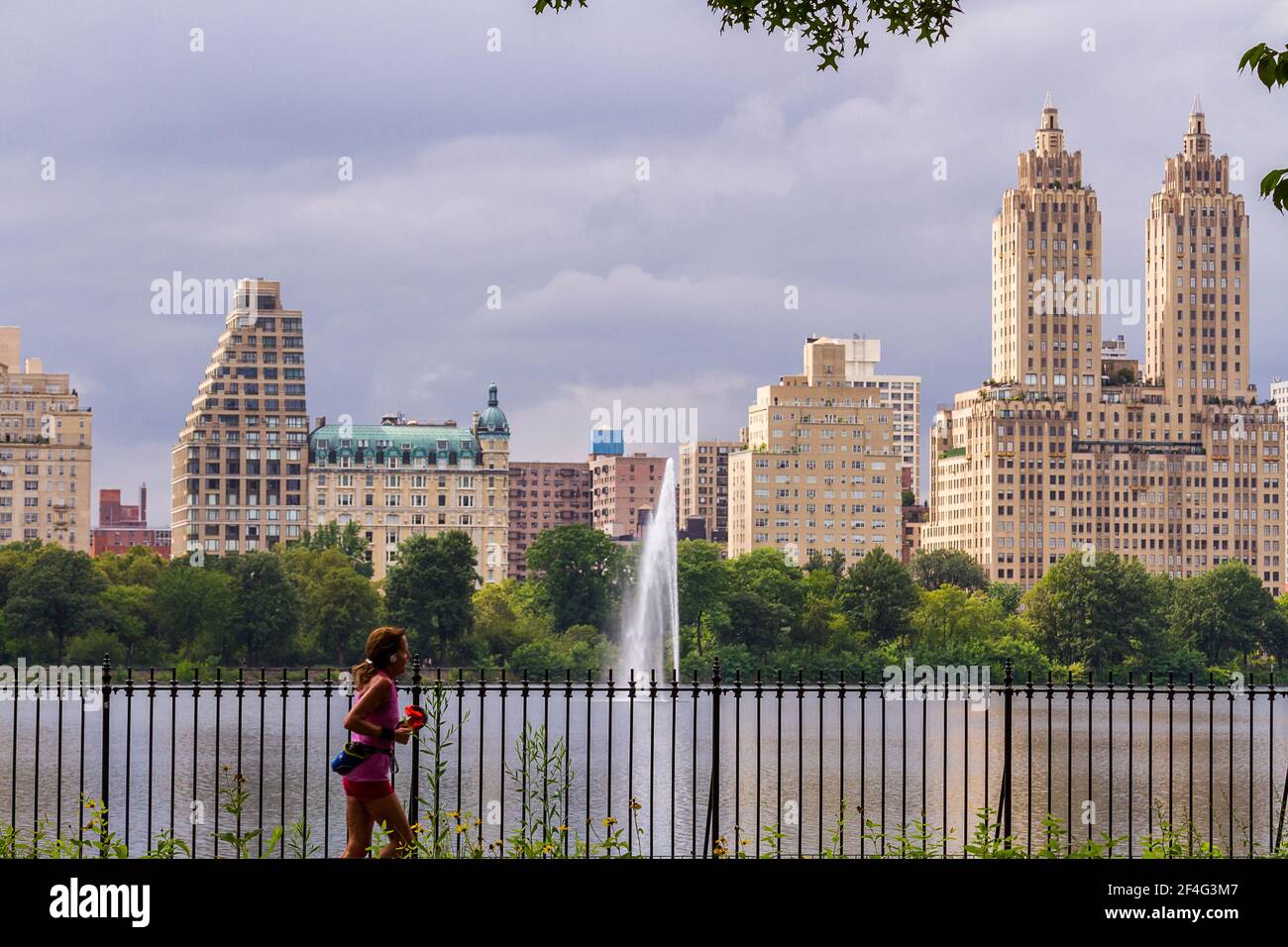 Junge Frau beim Joggen am Jacqueline Kennedy Onassis Reservoir in Central Park Stockfoto