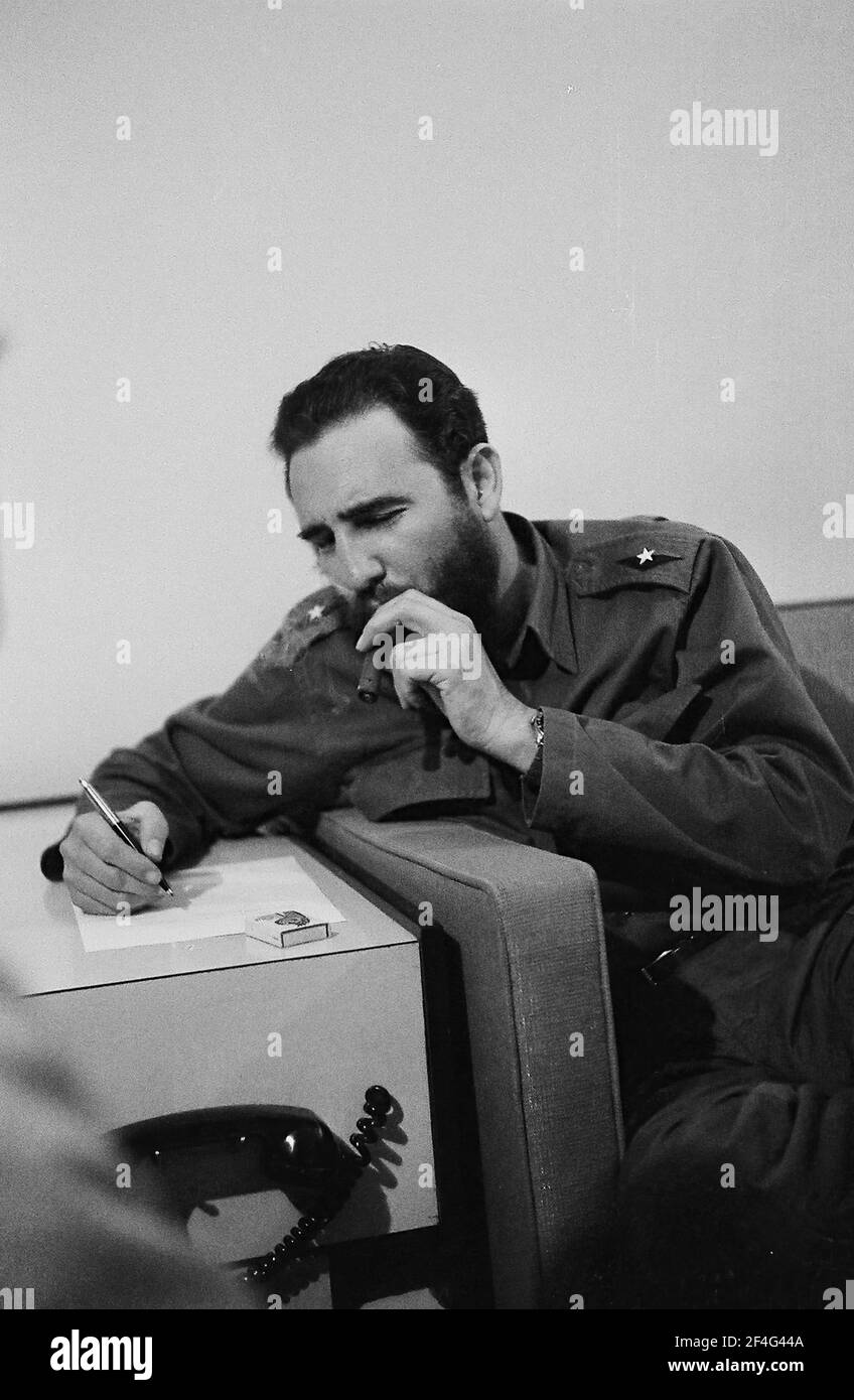 Fidel Castro in Pic's Zimmer im Habana Libre Hotel, Schreiben an den französischen Botschafter, Havanna, Kuba, 1964. Aus der Deena Stryker Kollektion. () Stockfoto