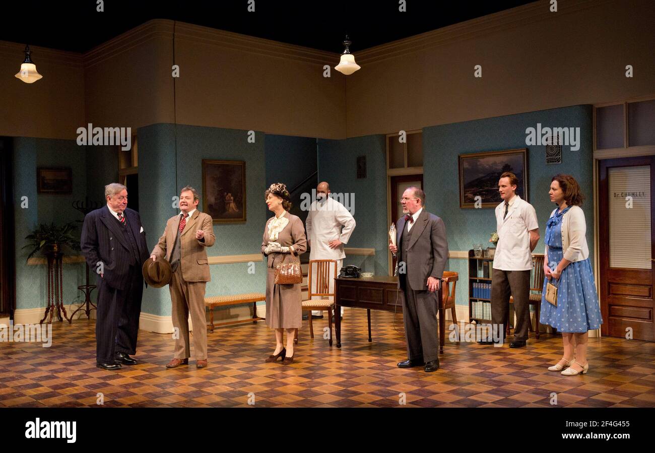 l-r: Desmond Barrit (Richter Omar Gaffney), James Dreyfus (Elwood P Dowd), Maureen Lipman (Vita Louise Simmons), Youssef Kerkour (Duane Wilson), David Bamber (William R Chumley), Jack Hawkins (Lyman Sanderson MD), Ingrid Oliver (Myrtle Mae Simmons Theatre) in HARVEY von Mary Chase 17/02/2015, Birmingham, England Peter McKintosh Beleuchtung: Howard Harrison Regie: Lindsay Posner Stockfoto
