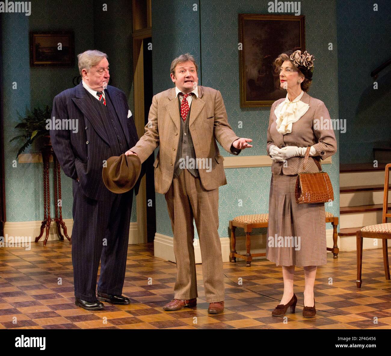 l-r: Desmond Barrit (Judge Omar Gaffney), James Dreyfus (Elwood P Dowd), Maureen Lipman (Vita Louise Simmons) in HARVEY von Mary Chase im Birmingham Repertory Theatre, Birmingham, England 17/02/2015 Design: Peter McKintosh Beleuchtung: Howard Harrison Regie: Lindsay Posner Stockfoto