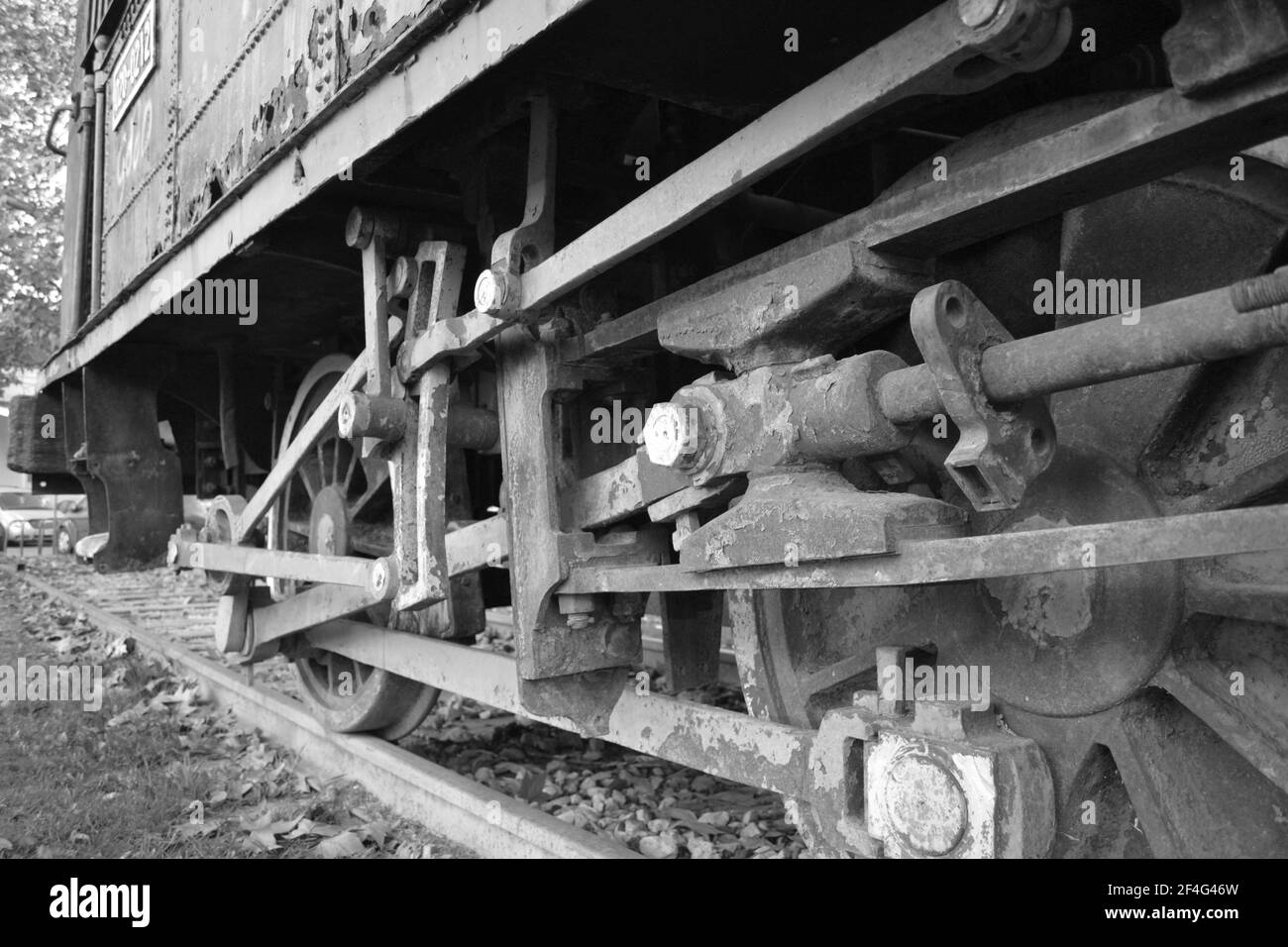 Alte Dampflokomotive im Córdoba Park. Andalucía, Spanien. Schwarz und Weiß. Rostige Dampfmaschine als Denkmal oder Dekoration im Córdoba Park hinterlassen. Düster. Stockfoto