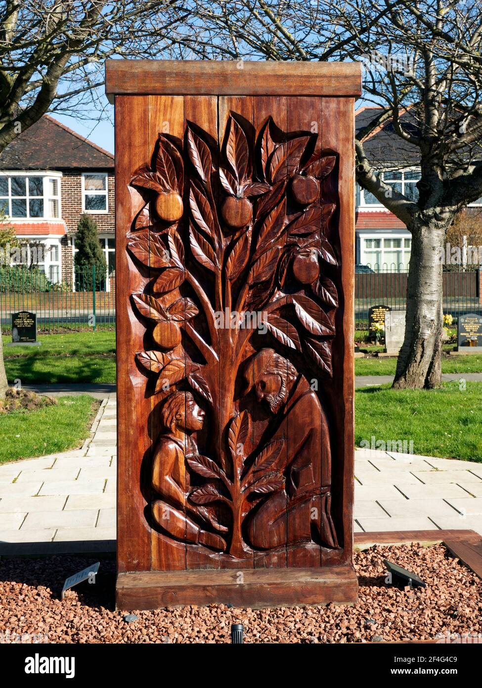 Eine geschnitzte Holzskulptur auf dem Friedhof von Redcar, die Hoffnung darstellt Lokaler Bildhauer Steve Iredale gefördert durch den Impetus Umweltvertrauen Im Jahr 2019 Stockfoto