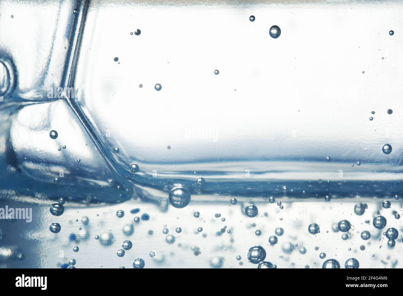 Kosmetisches Flüssigkeits- oder Wasserserum. Blasen in Wassergel. Abstrakter Hintergrund oder Textur. Bild mit geringer Schärfentiefe Stockfoto