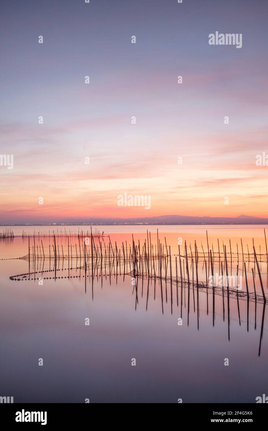 Fischernetze am See La Albufera, Valencia, Spanien, bei Sonnenuntergang. Stockfoto