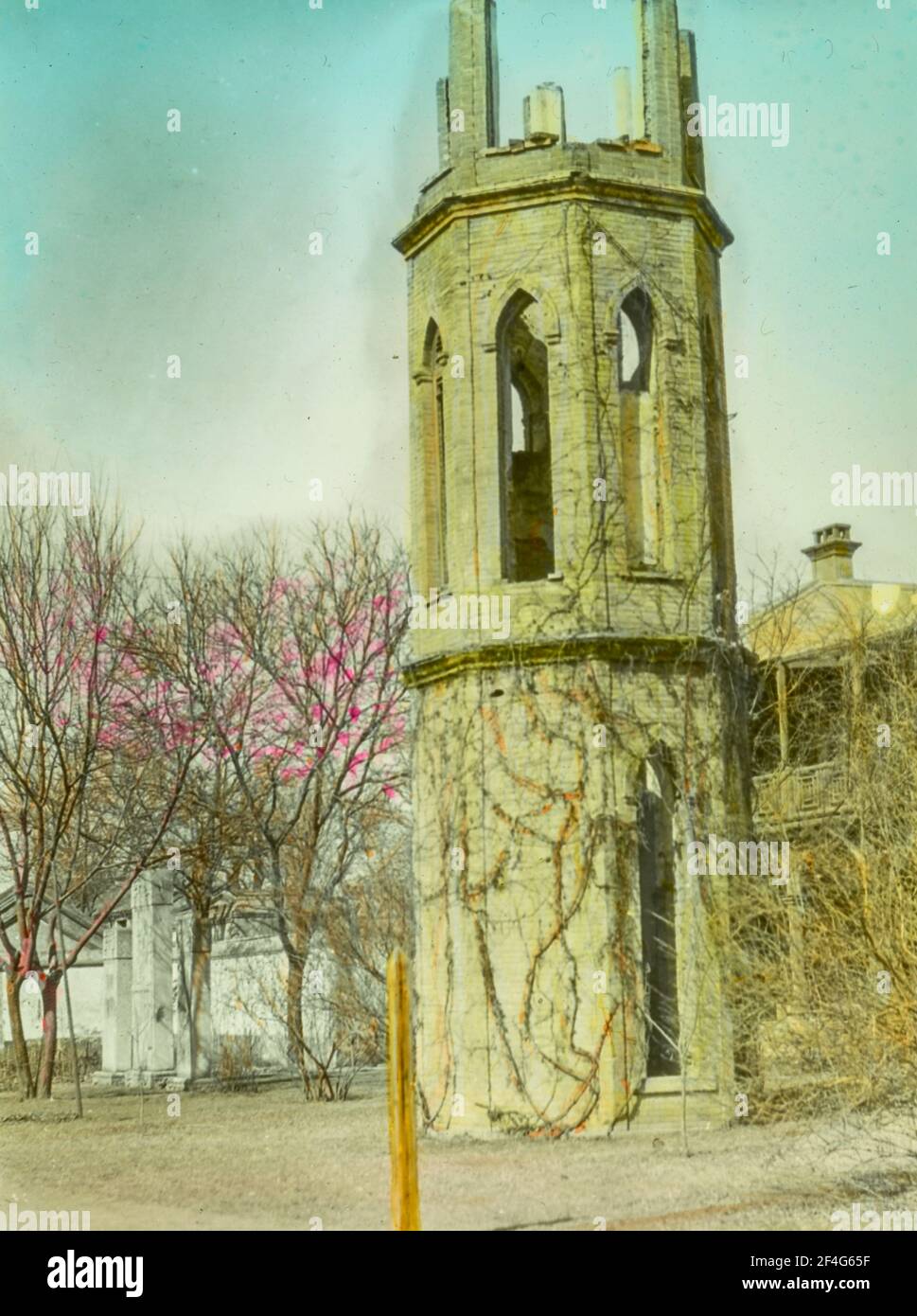 Handkoloriertes Bild von Peking - American Board Church, China, Peking (China), 1918. Aus der Sammlung Sidney D. Gamble Photographs. () Stockfoto