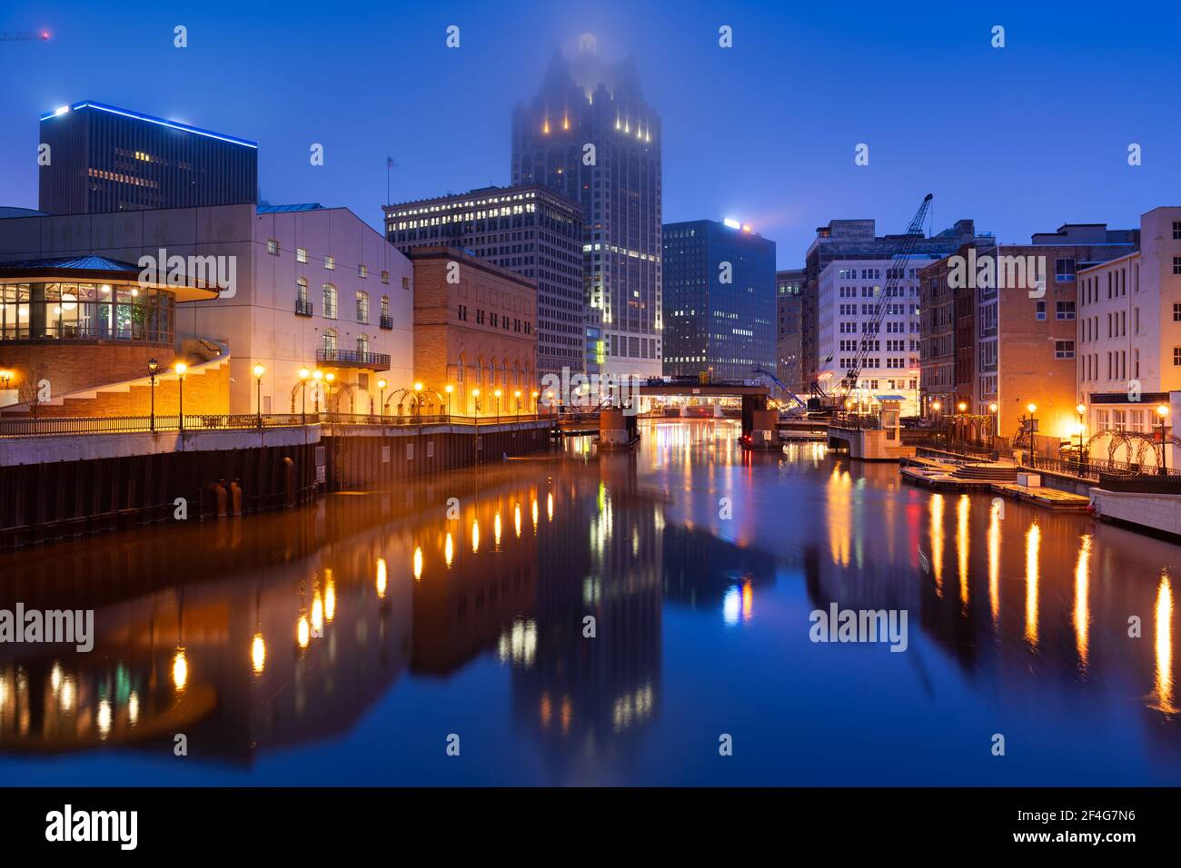 Milwaukee, Wisconsin, USA Skyline am Milwaukee River am Abend. Stockfoto