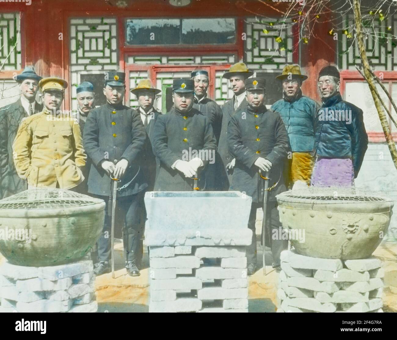 Ganztägige Gruppenaufnahme von Beamten und Kirchenpersonal, darunter ein Westler auf der linken Seite, der an einem sonnigen Tag vor einem Gefängniseingang stand, Peking, China, 1918. Aus der Sammlung Sidney D. Gamble Photographs. () Stockfoto