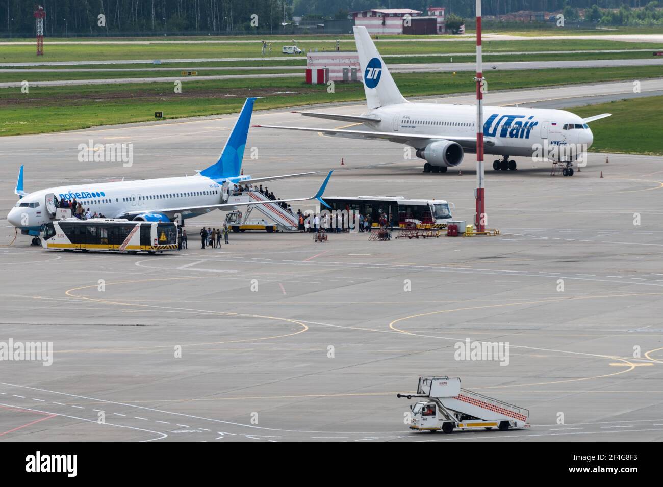 2. Juli 2019, Moskau, Russland. Passagiere steigen an Bord einer Boeing 737 von Pobeda Airlines auf dem internationalen Flughafen Vnukovo. Stockfoto