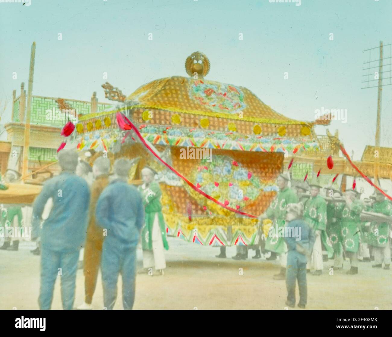 Handkolorierte, unbetitelte Laternenrutsche mit Tempelbau mit anwesenden Menschen, China, Peking (China), 1918. Aus der Sammlung Sidney D. Gamble Photographs. () Stockfoto