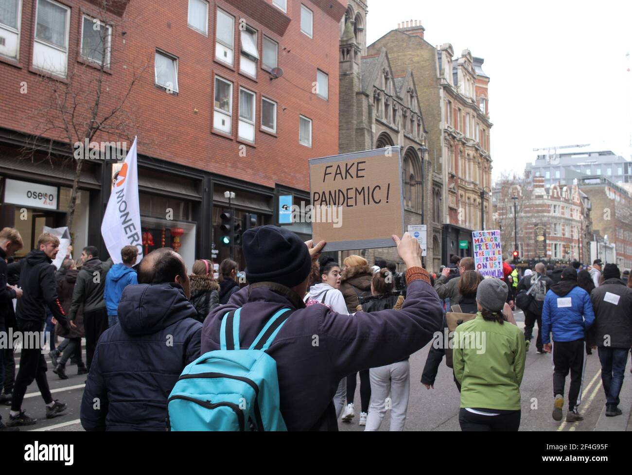 London, Großbritannien - 20 2021. März: Ein Protestler hält ein Zeichen während der Anti-Lockdown-Proteste, die im Zentrum von London stattfanden. Stockfoto