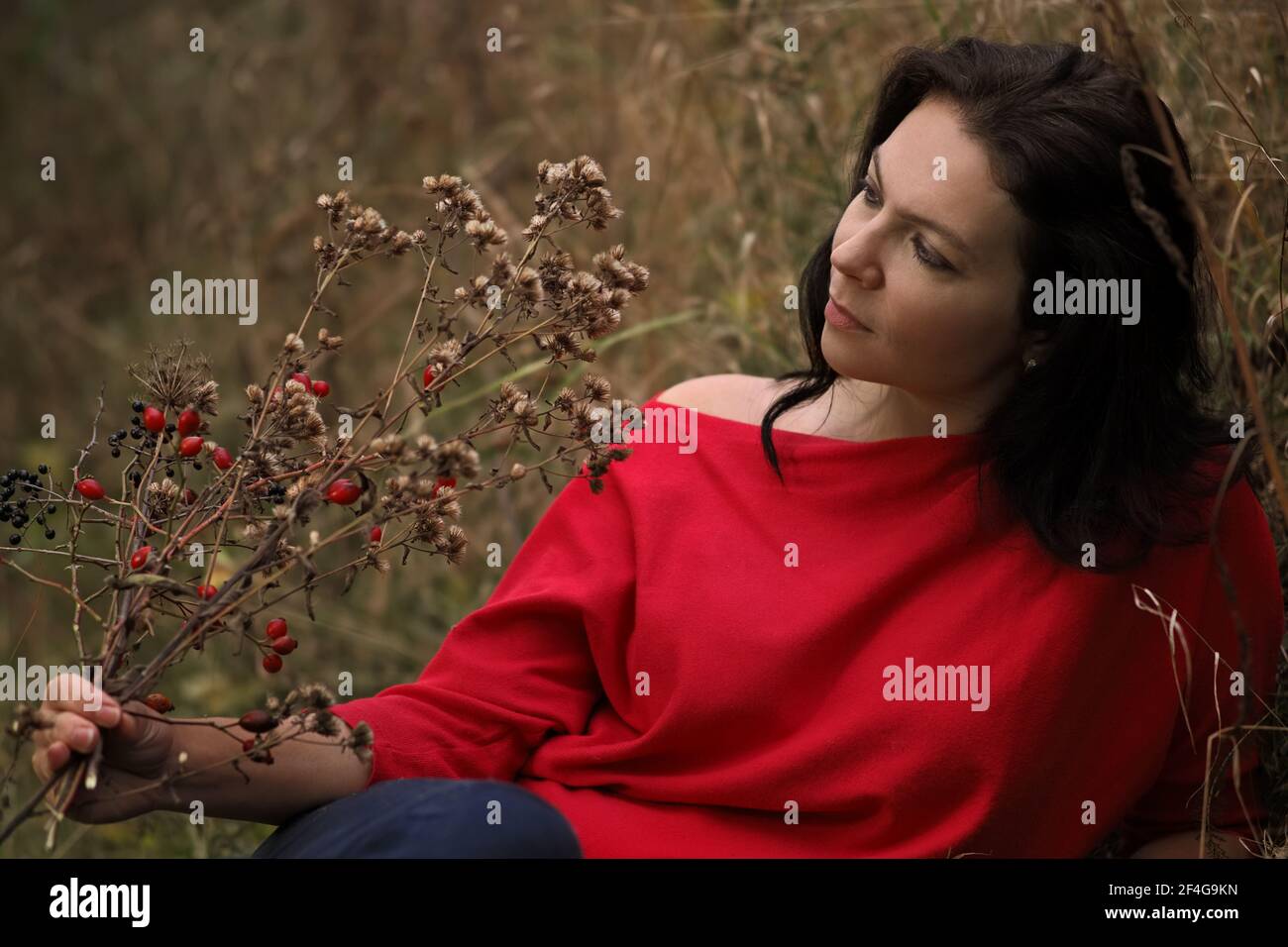 Schöne 30-jährige Frau entspannt im Herbstpark Stockfoto