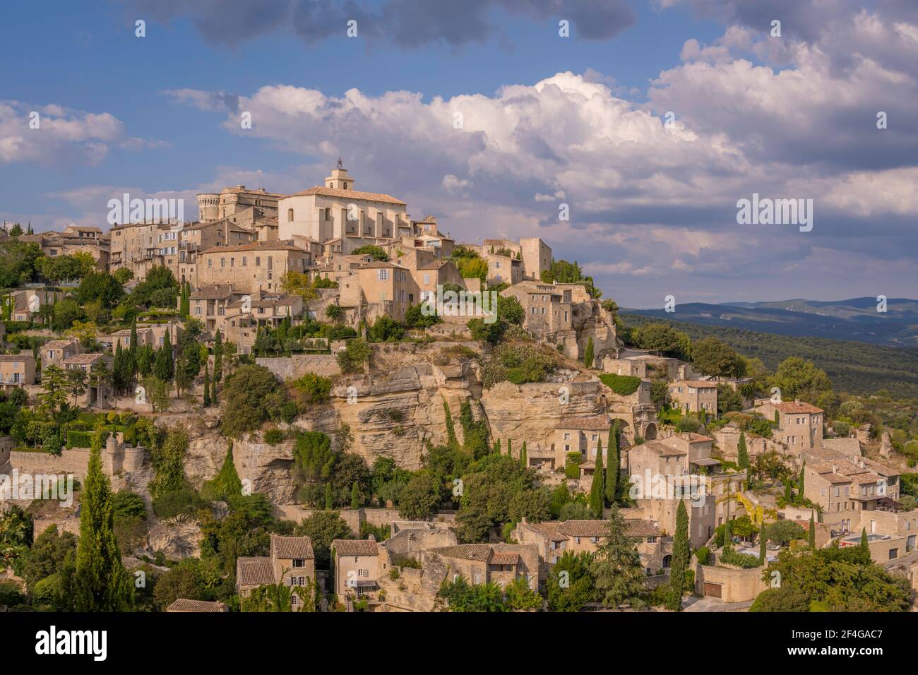 Panoramablick auf die Stadt Gordes in der französischen Provence im September Stockfoto