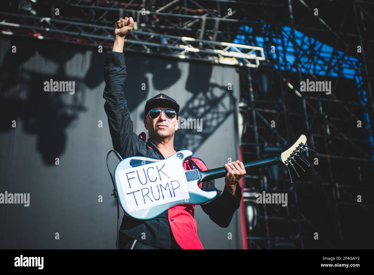 ITALIEN, FIRENZE 2017: Tom Morello, Gitarrist der amerikanischen Rap/Rock-Supergruppe Prophets of Rage (bestehend aus Mitgliedern von Rage agains The Machine, Cypress Hill und Public Enemy), live auf der Bühne. Stockfoto